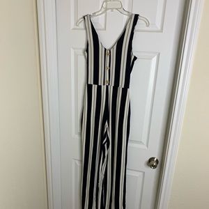 🏷 Sale 🏷 Woman Sleeveless Capri Jumper. Size: Small